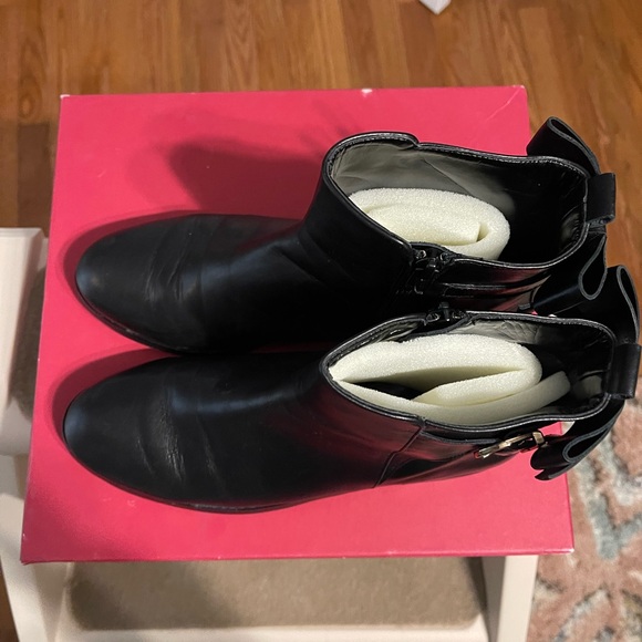 Vaneli Genius Bow Back Calf Booties! Like New! With Box! Kept in shoe covers - Picture 8 of 11